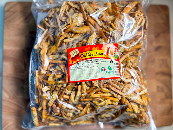 Нитка ЖАРЕНАЯ "Чеснок с зеленью" Oktobersnack 1 кг (сырный продукт) в Тюмени
